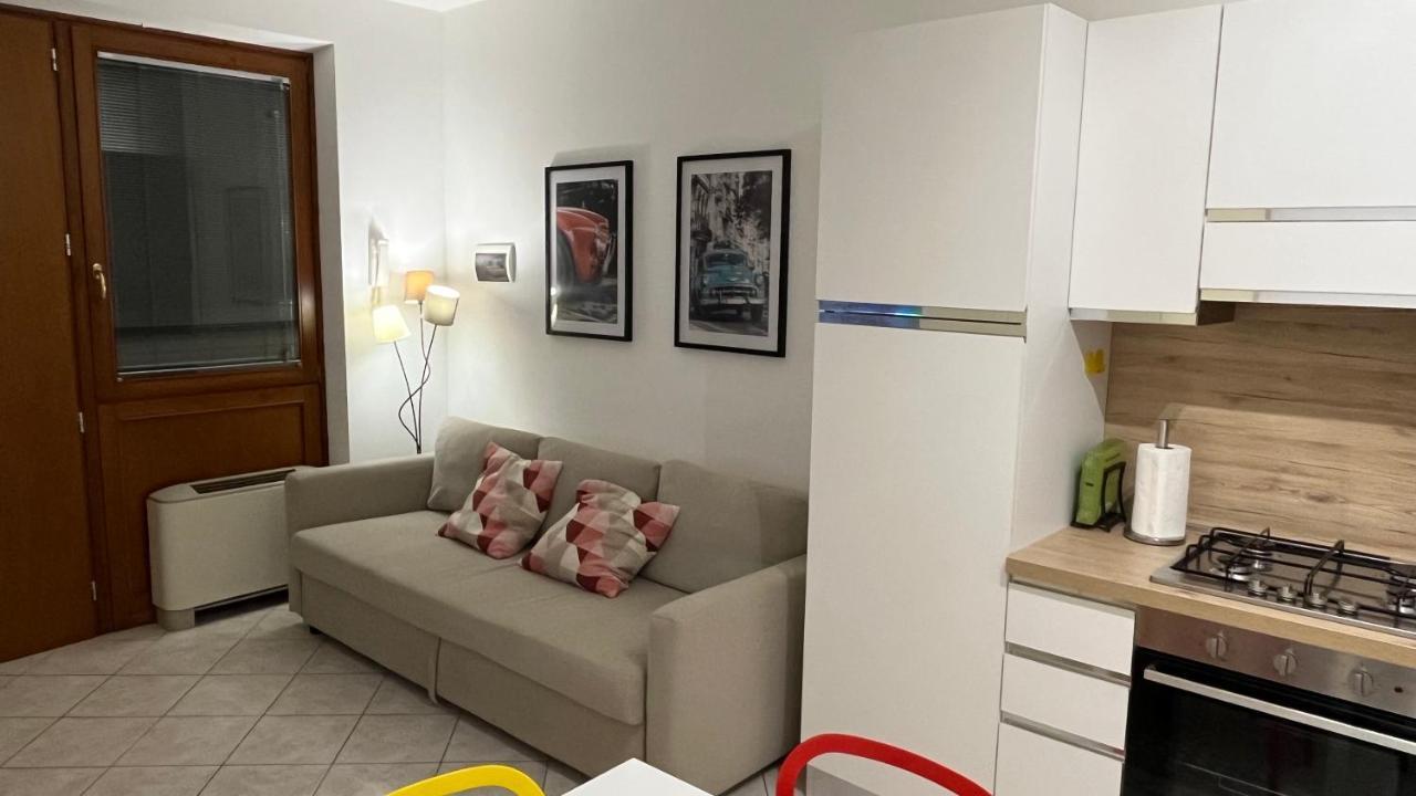 Green Apartment And Pools デセンツァーノ・デル・ガルダ エクステリア 写真