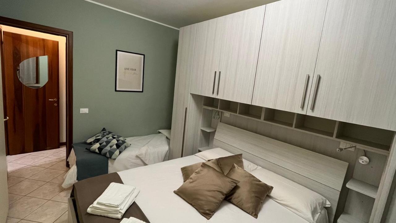 Green Apartment And Pools デセンツァーノ・デル・ガルダ エクステリア 写真